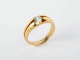 une bague en or surmontée d'un seul diamant