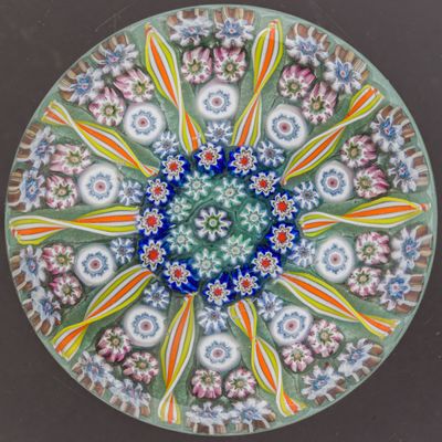 un gros plan d'une assiette ornée d'un motif floral