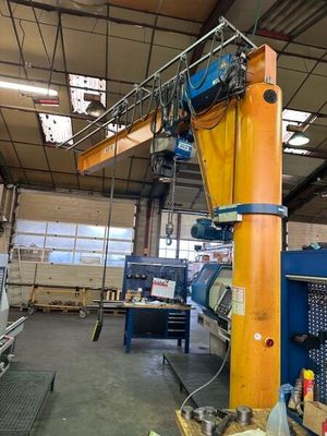une photo d'une grosse machine dans une usine