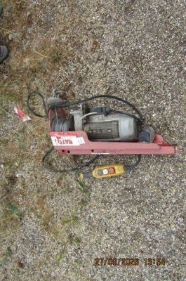 une petite machine posée sur le sol