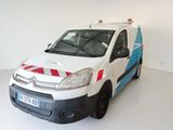 une camionnette blanche à rayures rouges et bleues garée dans une pièce blanche