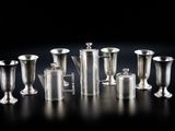un ensemble de vases en argent posés sur une table