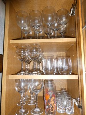 une armoire en bois sur laquelle sont posés de nombreux verres