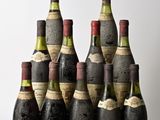 plusieurs bouteilles de vin posées sur une table en bois