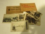 Il y a sur une table quelques vieilles photos de personnes et de bâtiments
