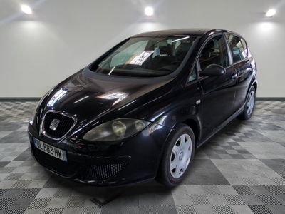 la photo d'une voiture noire garée sur un sol en damier