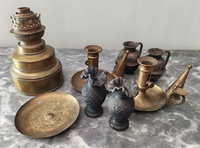de nombreux types de vases différents posés sur une table