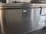 une cuisine en inox équipée d'un lave-vaisselle et d'un micro-ondes