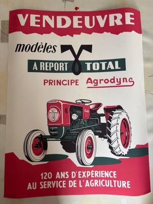 Une publicité pour un tracteur est posée sur une table