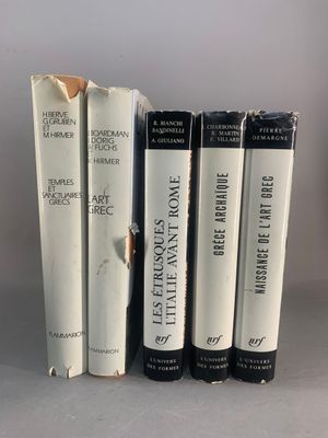 trois livres sont empilés sur une table