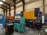 de nombreuses machines qui sont entreposées dans un bâtiment