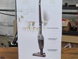 la boîte de l'aspirateur est ouverte sur la table dans la pièce