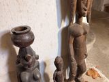 deux statues posées par terre l'une à côté de l'autre