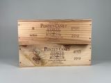 deux caisses de vin en bois posées sur une table