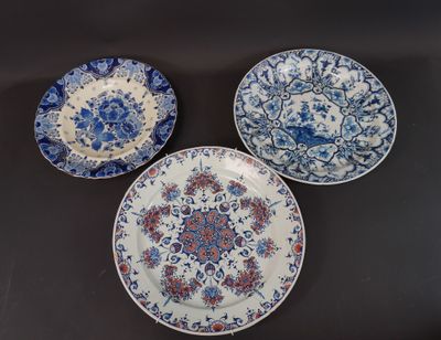 trois assiettes bleues et blanches ornées de motifs floraux, posées sur une table