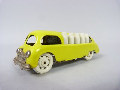 une petite voiture jaune avec tout un tas de rouleaux de papier toilette à l'arrière