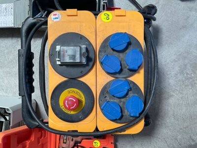 une photo montrant un gros plan d'un feu tricolore jaune et bleu
