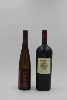 deux bouteilles de vin posées l'une à côté de l'autre sur une table