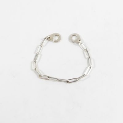 un bracelet à chaîne en argent avec un fermoir, sur fond blanc