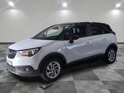 la photo d'une voiture blanche garée dans un garage