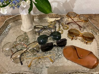 a tray with glasses, sunglasses, and a purse on it