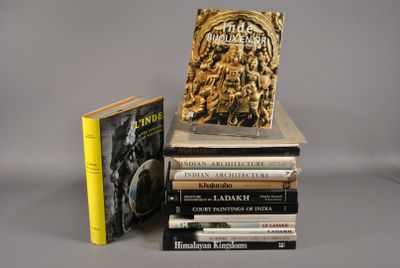 plusieurs livres sont empilés sur une table