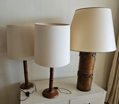 deux lampes posées sur une table