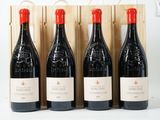 trois bouteilles de vin rouge sont alignées devant une caisse en bois