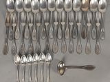 beaucoup de cuillères et de cuillères-cuillères sur la table