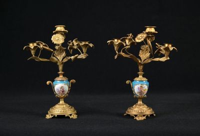 paire de vases anciens en laiton et émail, ornés de fleurs et de feuilles