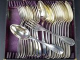 un lot de cuillères en argent et de cuillères dans une boîte