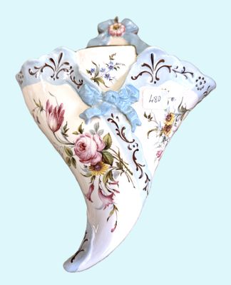 Bouquetière en faïence h 32 (petit fêle)