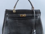 un sac à main en cuir noir sur fond blanc