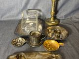 beaucoup d'objets en argent qui se trouvent sur la table