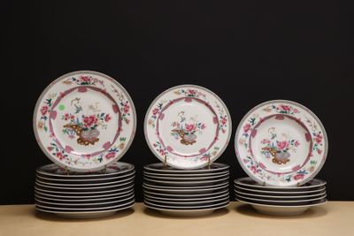 a lot of plates that are stacked on top of each other