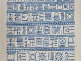 une image représentant un dessin bleu et blanc sur un mur blanc