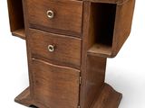 un petit bureau en bois avec un plateau en marbre