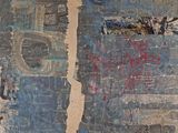 une grande œuvre d'art accrochée au mur