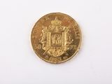 une pièce d'or ornée d'un blason