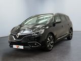 La voiture noire est garée dans une pièce aux murs blancs