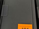 beaucoup de boîtes noires portant des étiquettes orange
