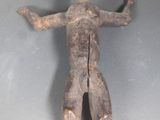 statue d'un homme aux bras tendus, debout sur une surface blanche