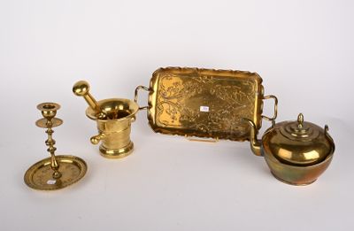 un plateau en or avec une théière, un bougeoir et un autre bougeoir