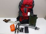 un sac à dos rouge, une paire de skis et une paire de bâtons de ski