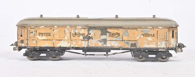 un wagon de train miniature posé sur une surface blanche