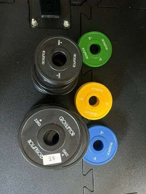 un gros plan sur un clavier d'ordinateur comportant quatre touches de couleurs différentes