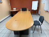 une image d'une salle de conférence avec une table et des chaises