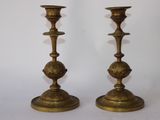 paire de chandeliers anciens en laiton sur fond blanc