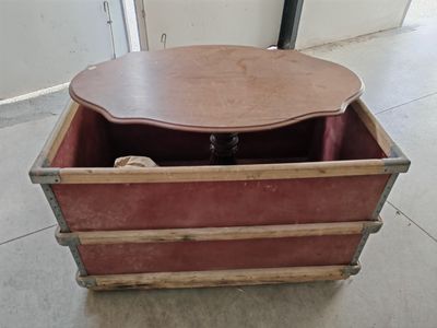 une boîte en bois contenant une table à l'intérieur