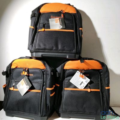 trois bagages posés les uns à côté des autres sur une table